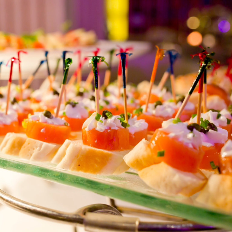 Présentoir de desserts de mariage réalisé par un traiteur professionnel Rouen